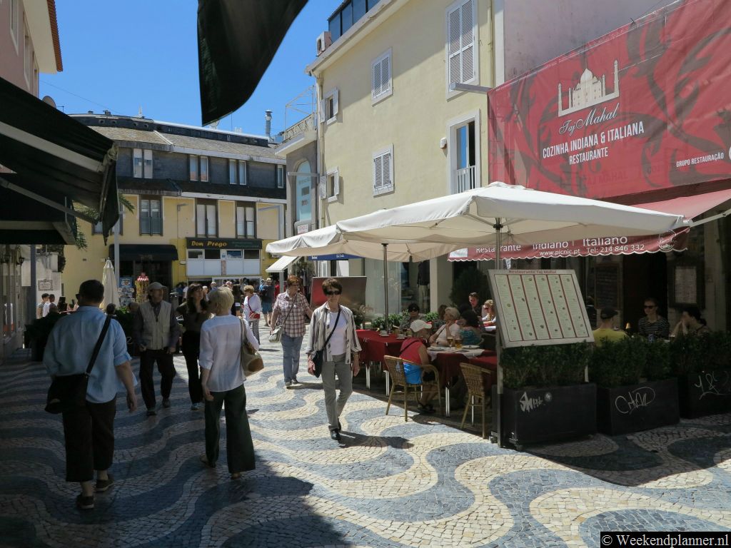 Het centrum van Cascais is bijna volledig voetgangerszone. In de smalle winkelstraten zijn kleine winkels en restaurants.Tip: De attracties van Cascais.
